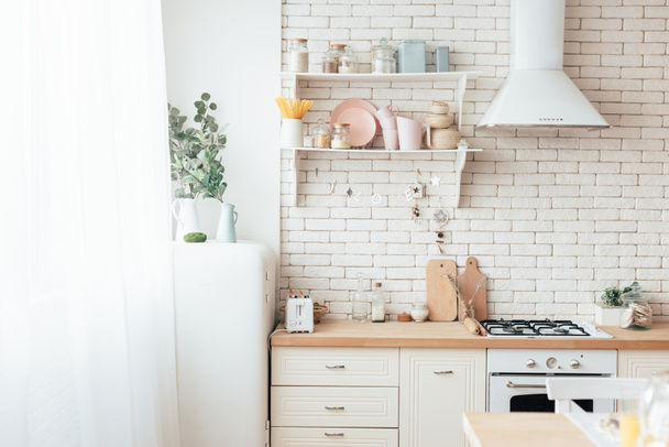 moderna cocina ligera con vajilla, utensilios de cocina y decoración
 - Foto, Imagen
