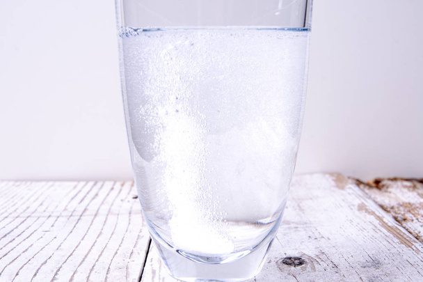 発泡性の錠剤を有するガラス中の炭酸水 - 写真・画像