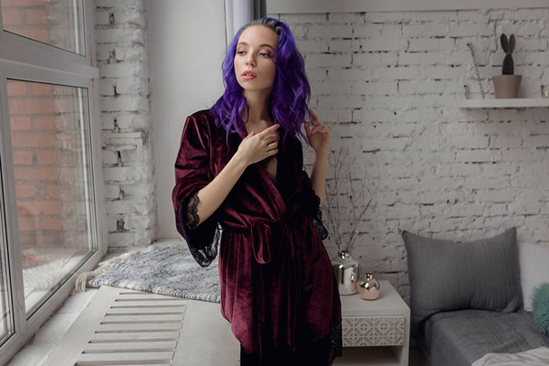 Gyönyörű fiatal nő sikkes pizsama pózol a szobájában - Fotó, kép