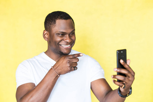 African American man taking selfie on smartphone. - Foto, Imagen
