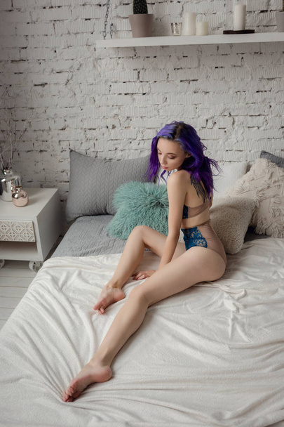 Çekici seksi kadın iç çamaşırlarıyla odada yatakta yatıyor. - Fotoğraf, Görsel