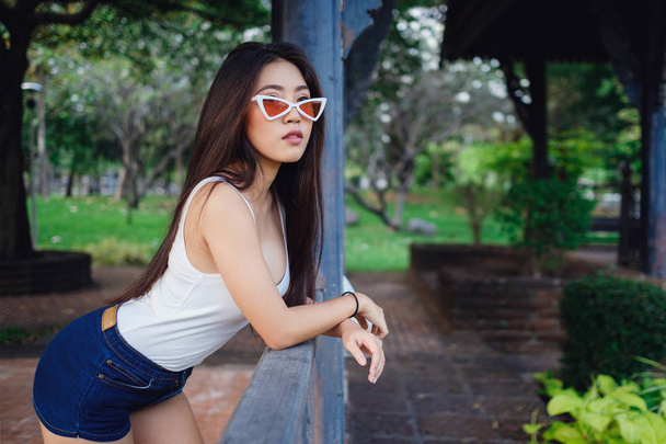 Summer sunny lifestyle fashion portrait of young stylish hipster woman. - Fotó, kép