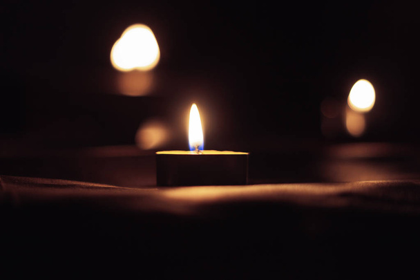 Міжнародний день пам "яті жертв Голокосту свічка горить - Фото, зображення