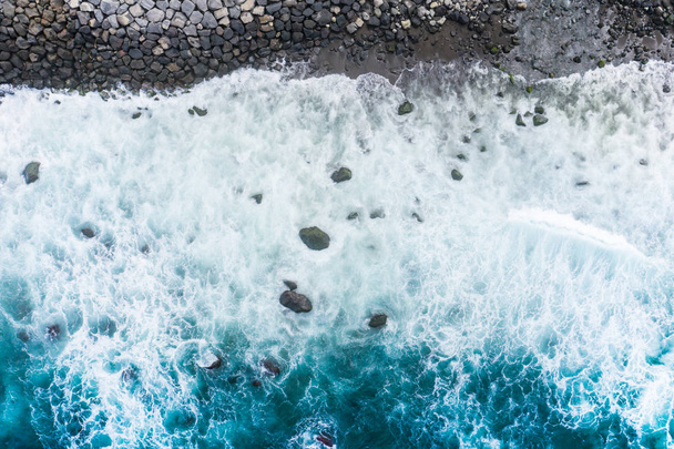 海の波への空中ビュー。青い水の背景。写真作成 fr - 写真・画像