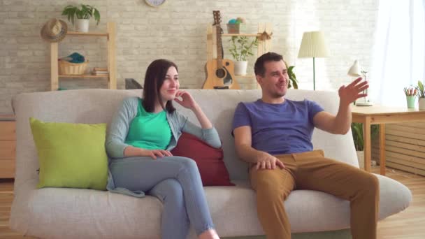 Young man farted sitting on the couch next to a young woman who wore a respirator from the smell - Záběry, video