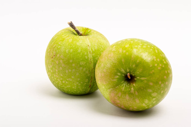 Deux pommes mûres vertes sur fond blanc
 - Photo, image