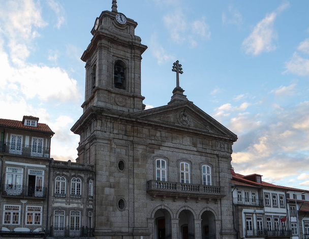 basilica sao pedro auf dem platz largo do toural in guimaraes, portugal  - Foto, Bild
