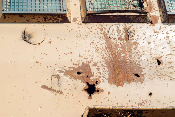 Zırhlı araç zırhında tanksavar füzesi deliği - Fotoğraf, Görsel