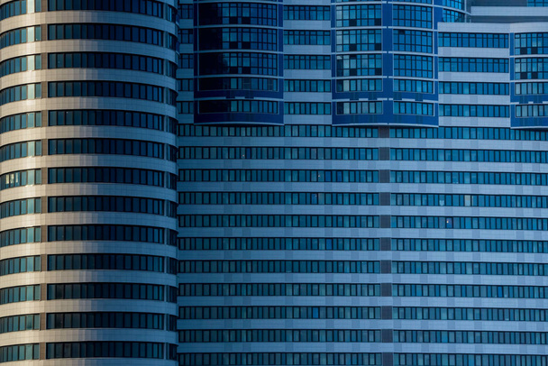 Lato del moderno edificio per uffici con molte finestre
 - Foto, immagini