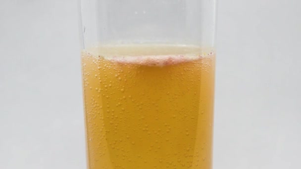 Comprimido vitamínico naranja se disuelve en agua
 - Metraje, vídeo