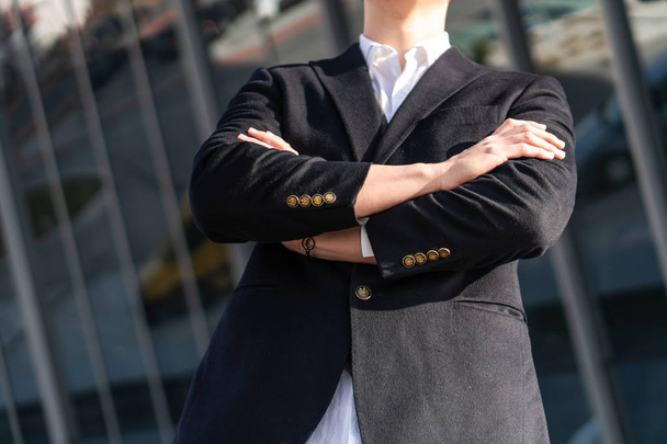 homem de negócios em terno preto clássico, camisa de mãos dadas Conquista carreira riqueza conceito de negócio dobrado. espaço de cópia
 - Foto, Imagem