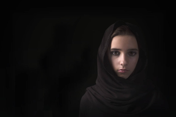 Молодая арабская женщина в хиджабе. Арабская девушка крупным планом. Глаза арабской девушки
. - Фото, изображение