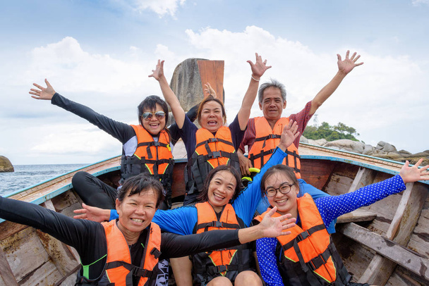 Grupa podróżnika, która jest duża rodzina cieszyć się na łodzi - Zdjęcie, obraz