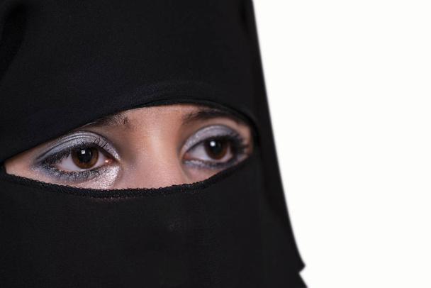 Jeune femme arabe en hijab. Fille arabe en gros plan. Yeux de la fille arabe
. - Photo, image