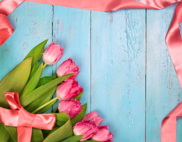 Buquê de tulipas em mesa de madeira azul. Feliz dia das mulheres. 8 de março, Dia das Mães. Flat lay e espaço de cópia
 - Foto, Imagem