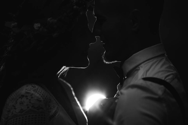 Silhouette of the guy and girl face to face. dark background and - Foto, Bild