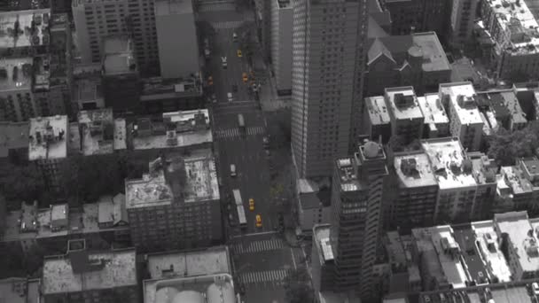 Antenna, izolált sárga: repül át elfoglalt egyirányú utcában New Yorkban töltött szem gyönyörködtető Sárga taxik. Impozáns felhőkarcolók körülvevő nagyvárosi város sugárút tele van a forgalom és a gyalogosok. - Felvétel, videó