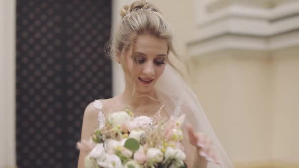 美しく、素敵な花嫁。きれいで手入れの行き届いた女性スローモーション - 映像、動画