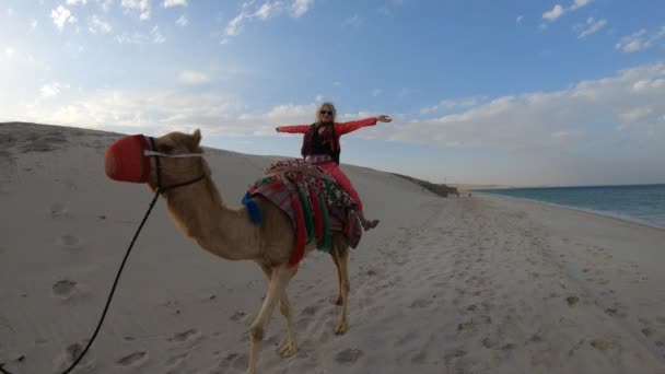 Γυναίκα καμήλα ιππασία - Πλάνα, βίντεο