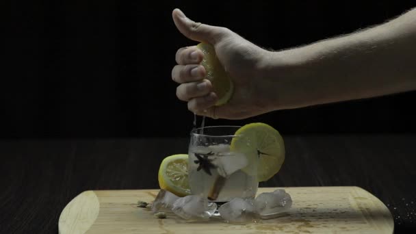 Wyciskając sok z cytryny do szklanki. Widok fornt - Materiał filmowy, wideo