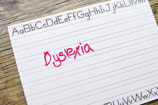 Het woord dyslexie is geschreven op een schrijven Board in een klaslokaal - Foto, afbeelding