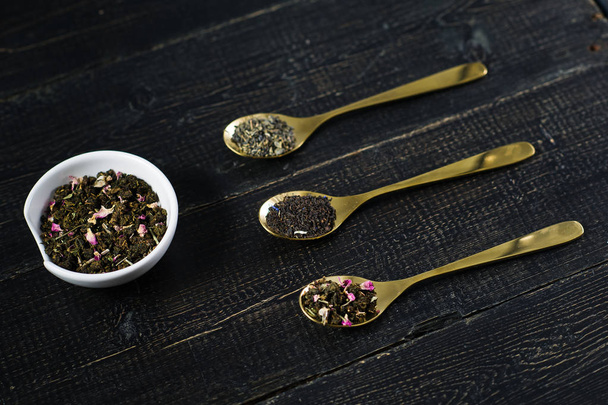 Trois types de thé dans les cuillères - vert, noir et Rooibos
 - Photo, image