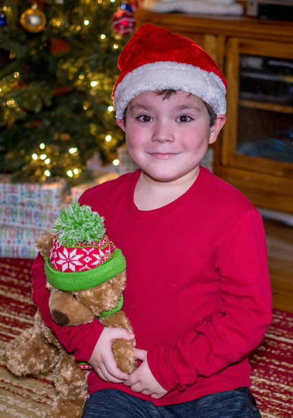 niño y oso de peluche para Navidad
 - Foto, imagen