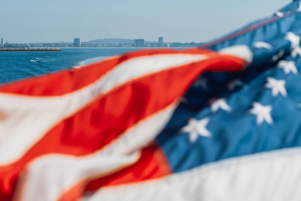 American Flag Acenando sobre o Oceano. Long Beach Boat Trip, Califórnia
 - Foto, Imagem