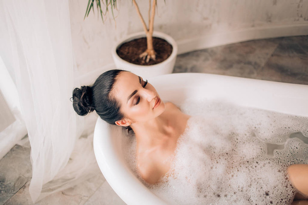Beautiful sexy woman in bubble bathtub - Foto, imagen