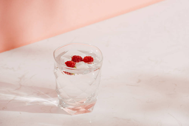 Un vaso de refresco fresco con frambuesas
  - Foto, Imagen