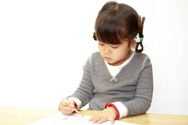 μελετώντας Ιαπωνικά κορίτσι (4 ετών) - Φωτογραφία, εικόνα