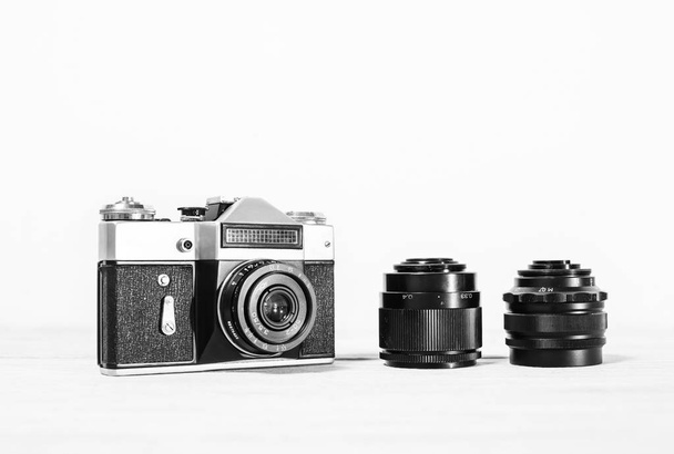 Stará retro kamera a čočka na bílém pozadí - Fotografie, Obrázek