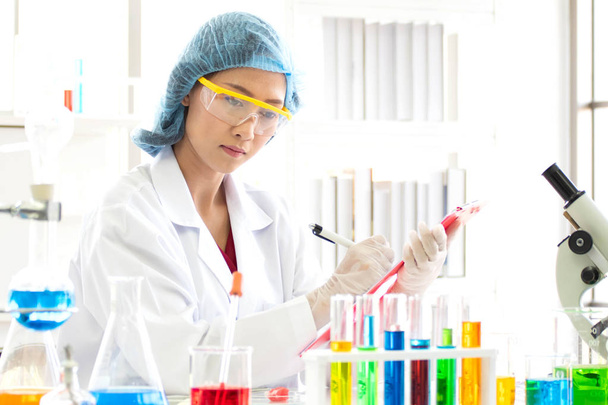 Ученые тестируют химикаты
 - Фото, изображение