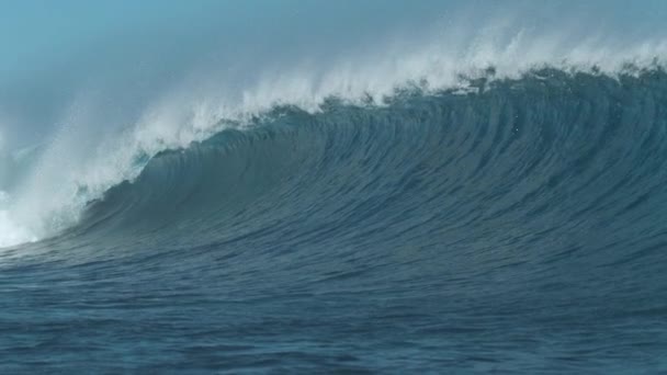 СЛОУ МИЙОН, CLOSE UP: Холодная огромная бочковая волна, идущая из океана, поднимается к пляжу. Удивительный выстрел мощной волны разлома облаков на Фиджи, разбивающейся и распыляющей бесчисленные капли воды повсюду
. - Кадры, видео