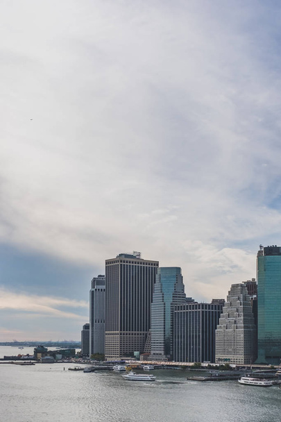 ブルックリンブリッジパークから見たイーストリバーのダウンタウンマンハッタンの高層ビル、ブルックリン、ニューヨーク、アメリカ合衆国 - 写真・画像