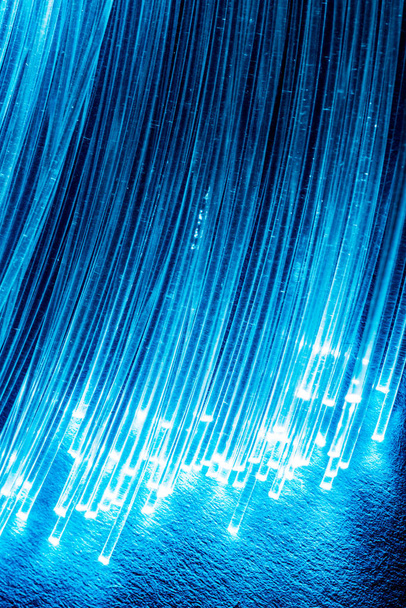 Fascio di fibre ottiche con luci alle estremità. Backgroun blu
 - Foto, immagini