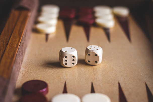 Dados en el juego de mesa de backgammon. Enfoque selectivo. Ocio juego
.  - Foto, imagen