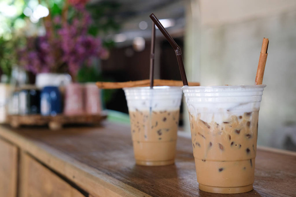 Jääcappuccino kahvi maidolla kahvilan tiskillä
 - Valokuva, kuva