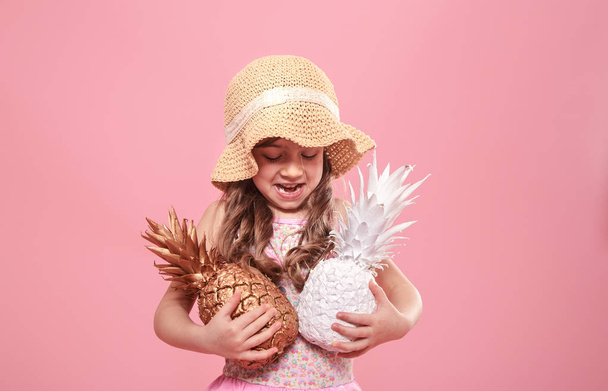 vrolijk zomer meisje met ananas op gekleurde achtergrond - Foto, afbeelding