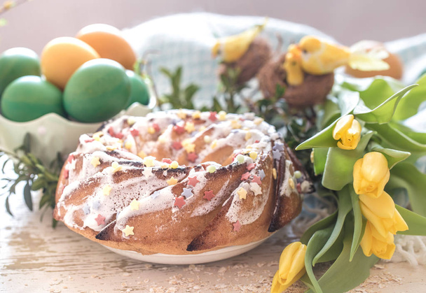 Bodegón con pastel de Pascua y huevos de colores
 - Foto, imagen