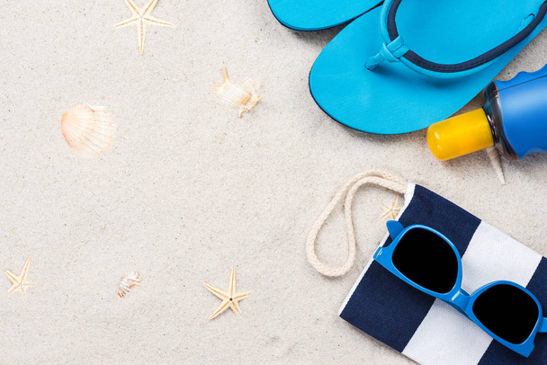 Accessori spiaggia posa piatta sulla sabbia, progettazione vacanza estiva
 - Foto, immagini
