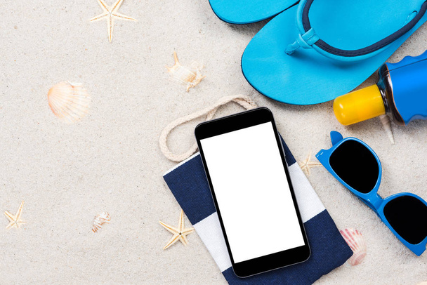 Biały ekran urządzenia mobilnego na piaszczystej plaży - Zdjęcie, obraz