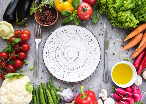 Platos vacíos y verduras frescas
 - Foto, Imagen