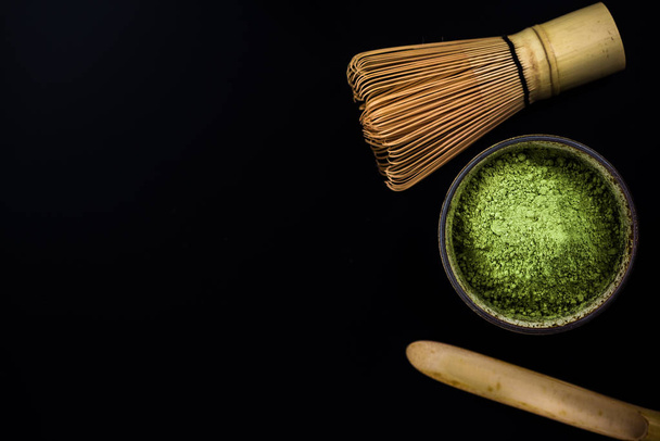 Πράσινη σκόνη και σύρμα από μπαμπού στο πράσινο Matcha - Φωτογραφία, εικόνα