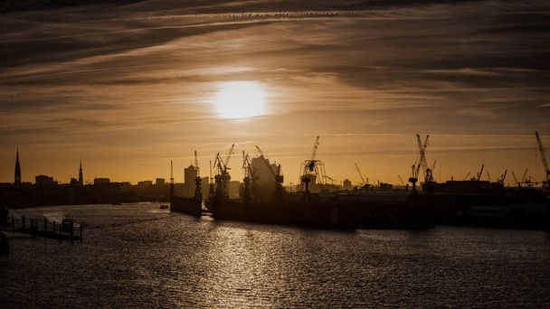 Sonnenaufgang im Hafen von Hamburg - Foto, Imagem