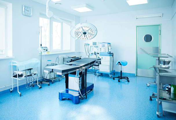 Interieur van de operatiekamer in moderne kliniek - Foto, afbeelding