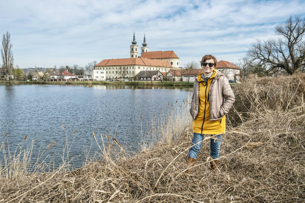 Femme touristique avec Basilique Mineure à Sastin-Straze, Slovaquie
 - Photo, image