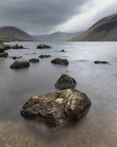 Superbe image de paysage à longue exposition de Wast Water dans le lac UK
  - Photo, image