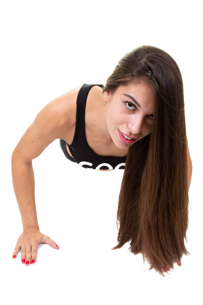 Спортивная красивая молодая женщина отжимания кросс-фитнес в тренажерном зале Спортивный центр
 - Фото, изображение