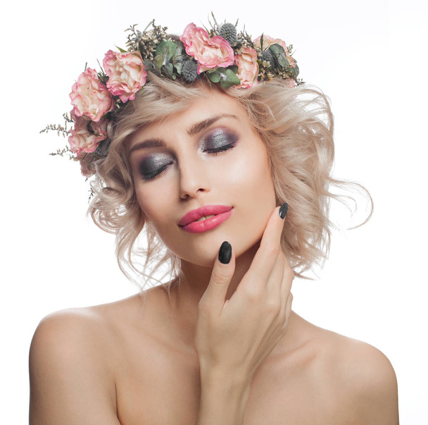 Retrato de hermosa modelo de mujer con maquillaje, cabello rubio rizado
 - Foto, imagen